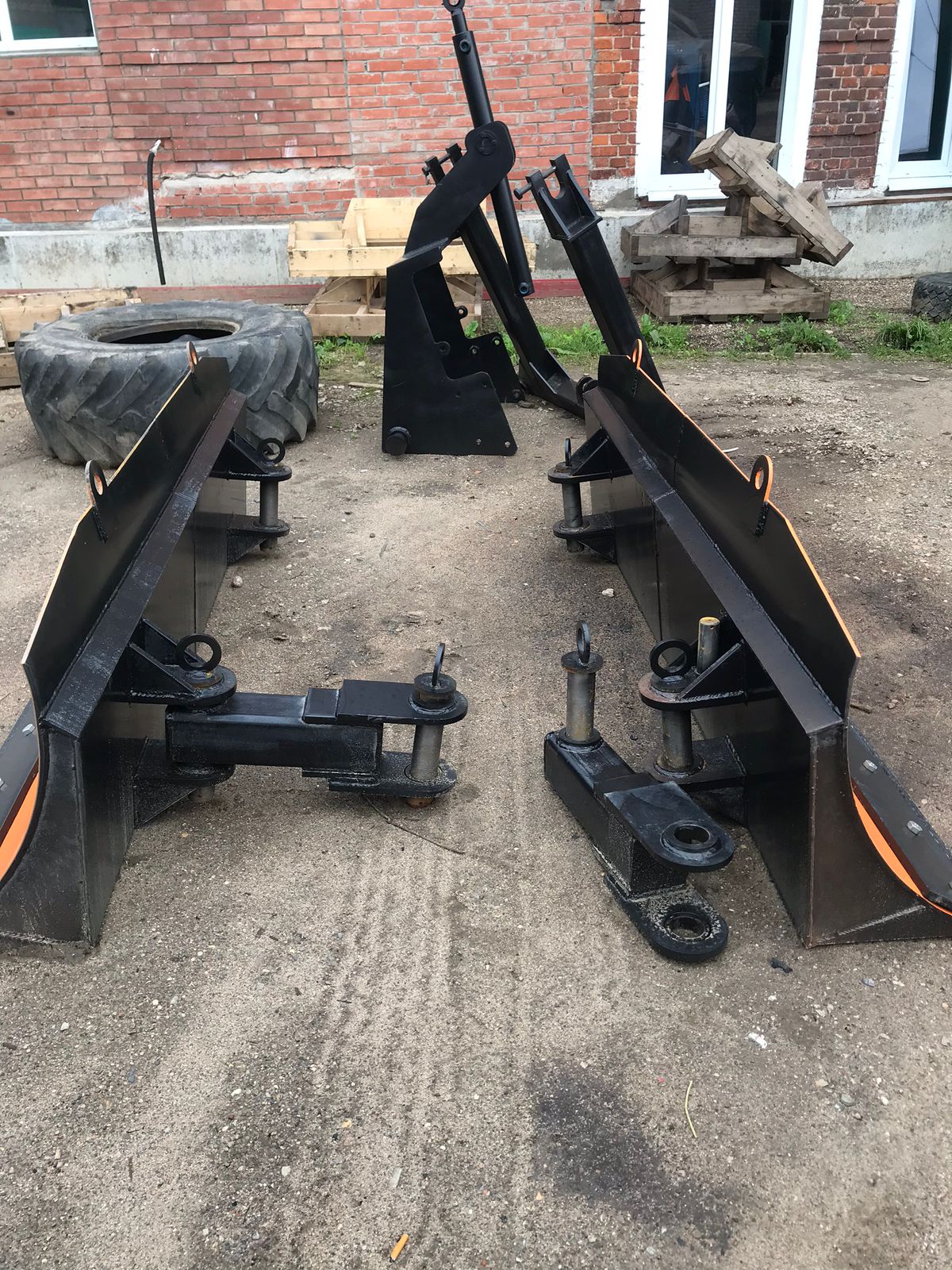 Трактор Кировец К-744 на площадке